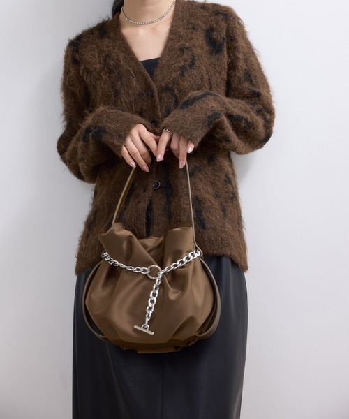 ADAM ET ROPE'(アダムエロペ)の「【サステナブル】チェーン巾着バッグ(ハンドバッグ・レディース・ブラック/ブラウン・FREE)」の6枚目の写真