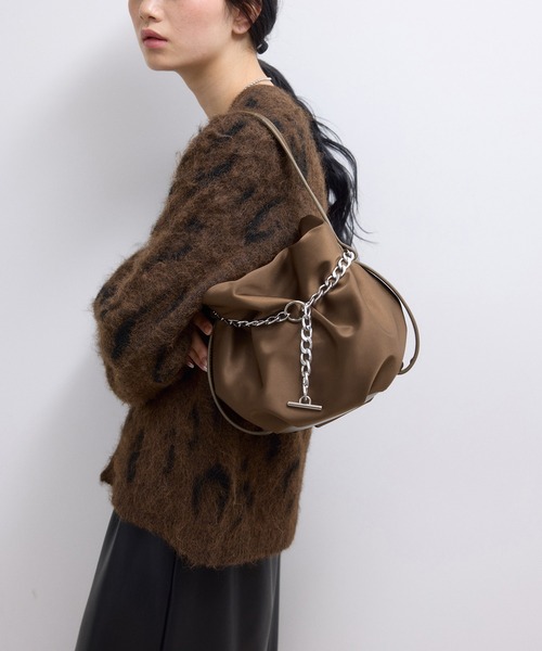 ADAM ET ROPE'(アダムエロペ)の「【サステナブル】チェーン巾着バッグ(ハンドバッグ・レディース・ブラック/ブラウン・FREE)」の7枚目の写真