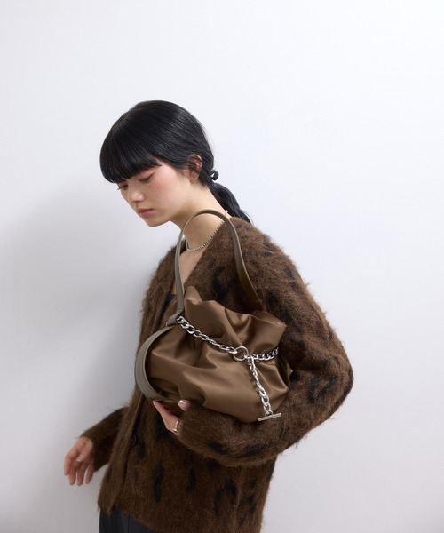 ADAM ET ROPE'(アダムエロペ)の「【サステナブル】チェーン巾着バッグ(ハンドバッグ・レディース・ブラック/ブラウン・FREE)」の8枚目の写真