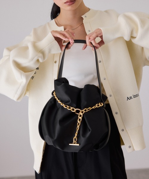 ADAM ET ROPE'(アダムエロペ)の「【サステナブル】チェーン巾着バッグ(ハンドバッグ・レディース・ブラック/ブラウン・FREE)」の9枚目の写真