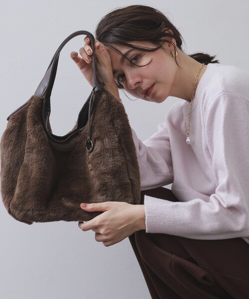 OPAQUE.CLIP（オペークドットクリップ）の「【フェイクファー／キルティング】くり手ミドルトートバッグ（トートバッグ・レディース・チャコールグレー/ブラック/ブラウン系その他5/ベージュ系6・00）」の4枚目の写真