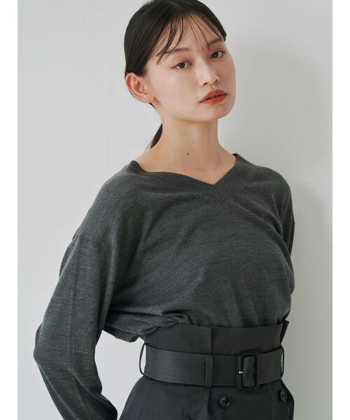 TONAL(トーナル)の「ロロピアーナウールVネックニット(ニット/セーター・レディース・グレー/ブルー/ブラック・MEDIUM)」の6枚目の写真