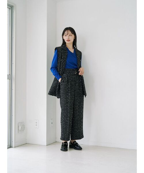 TONAL(トーナル)の「ロロピアーナウールVネックニット(ニット/セーター・レディース・グレー/ブルー/ブラック・MEDIUM)」の9枚目の写真