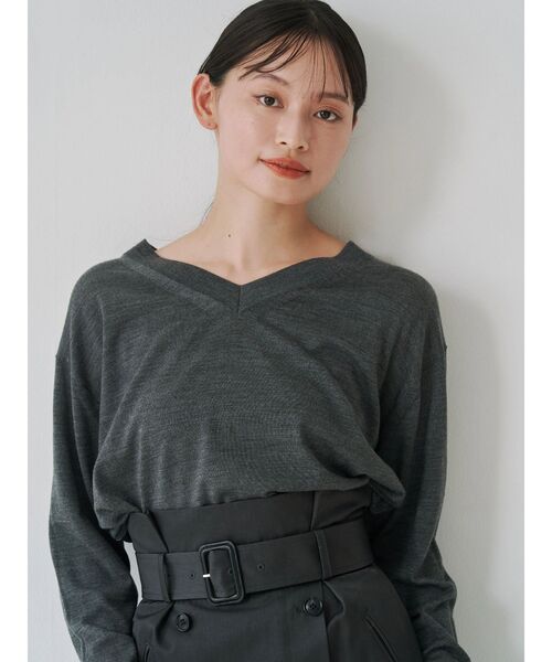 TONAL(トーナル)の「ロロピアーナウールVネックニット(ニット/セーター・レディース・グレー/ブルー/ブラック・MEDIUM)」の1枚目の写真