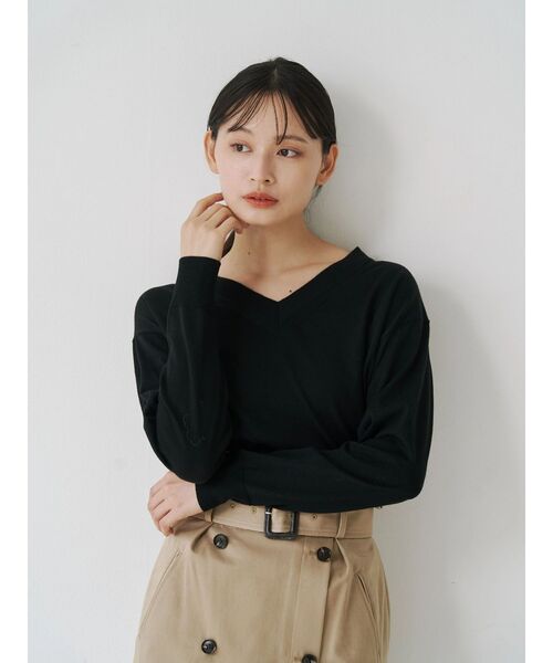 TONAL(トーナル)の「ロロピアーナウールVネックニット(ニット/セーター・レディース・グレー/ブルー/ブラック・MEDIUM)」の2枚目の写真