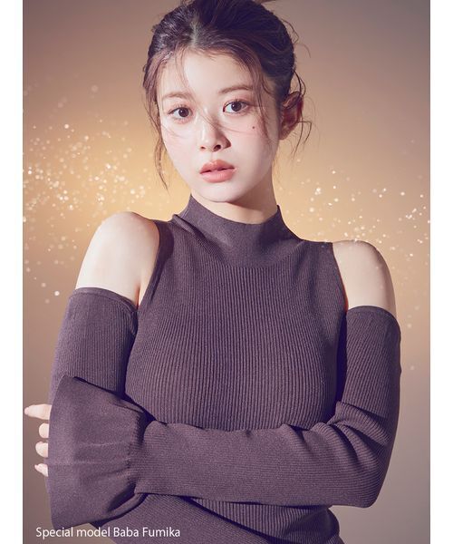 SNIDEL（スナイデル）の「Sustainableコールドショルダーニットワンピース（ワンピース・レディース・アイボリー/ブラック/ダークブラウン・F）」の4枚目の写真