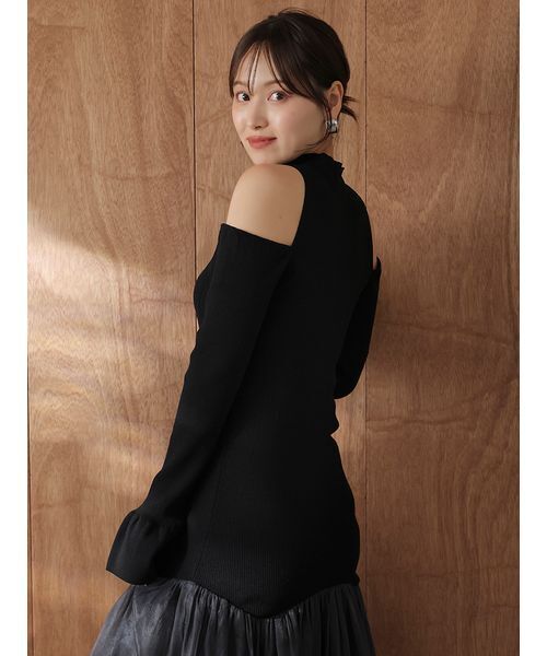 SNIDEL（スナイデル）の「Sustainableコールドショルダーニットワンピース（ワンピース・レディース・アイボリー/ブラック/ダークブラウン・F）」の7枚目の写真