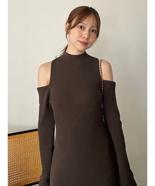 SNIDEL（スナイデル）の「Sustainableコールドショルダーニットワンピース（ワンピース・レディース・アイボリー/ブラック/ダークブラウン・F）」の13枚目の写真