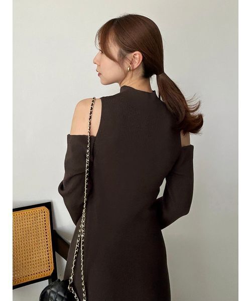 SNIDEL（スナイデル）の「Sustainableコールドショルダーニットワンピース（ワンピース・レディース・アイボリー/ブラック/ダークブラウン・F）」の14枚目の写真