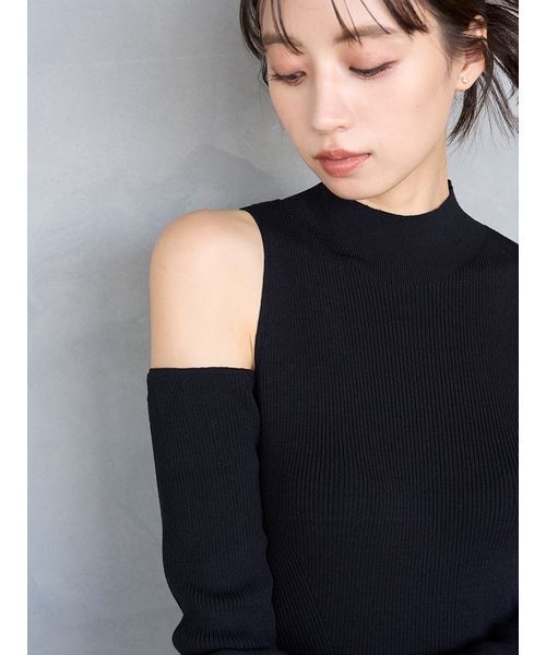 SNIDEL（スナイデル）の「Sustainableコールドショルダーニットワンピース（ワンピース・レディース・アイボリー/ブラック/ダークブラウン・F）」の19枚目の写真