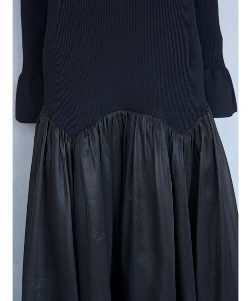 SNIDEL（スナイデル）の「Sustainableコールドショルダーニットワンピース（ワンピース・レディース・アイボリー/ブラック/ダークブラウン・F）」の21枚目の写真