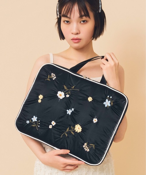 Casselini(キャセリーニ)の「Casselini(キャセリーニ)エンブロイダリーPCケース(PC・タブレットケース・レディース・ブラック/ブルー・FREE)」の2枚目の写真