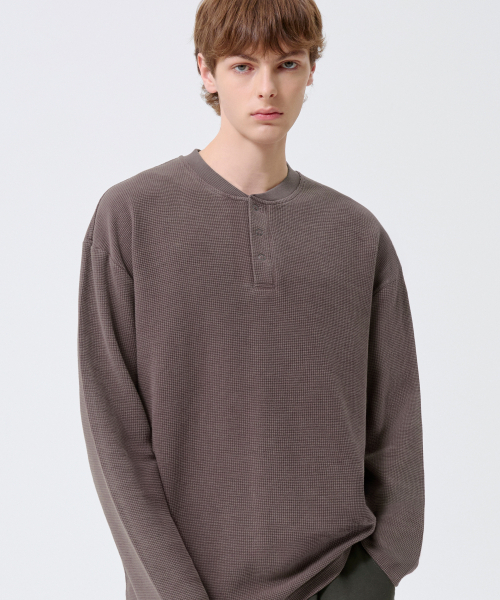 TRILLION（トリリオン）の「ワッフルリングスナップヘンリーネックロングスリーブ_ピグメントブラウン（Tシャツ/カットソー・レディース・その他・MEDIUM/LARGE/X-LARGE）」の2枚目の写真