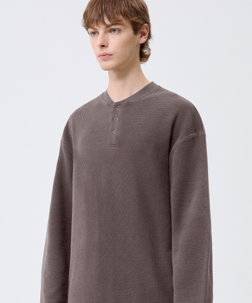 TRILLION（トリリオン）の「ワッフルリングスナップヘンリーネックロングスリーブ_ピグメントブラウン（Tシャツ/カットソー・レディース・その他・MEDIUM/LARGE/X-LARGE）」の3枚目の写真