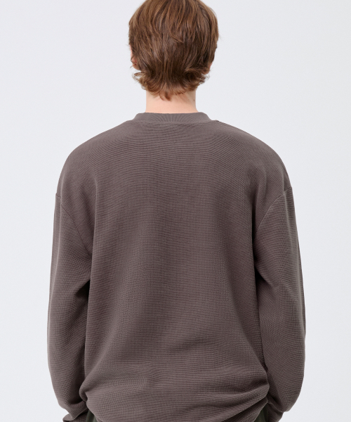TRILLION（トリリオン）の「ワッフルリングスナップヘンリーネックロングスリーブ_ピグメントブラウン（Tシャツ/カットソー・レディース・その他・MEDIUM/LARGE/X-LARGE）」の4枚目の写真