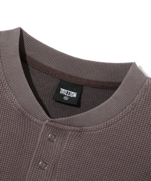 TRILLION（トリリオン）の「ワッフルリングスナップヘンリーネックロングスリーブ_ピグメントブラウン（Tシャツ/カットソー・レディース・その他・MEDIUM/LARGE/X-LARGE）」の7枚目の写真