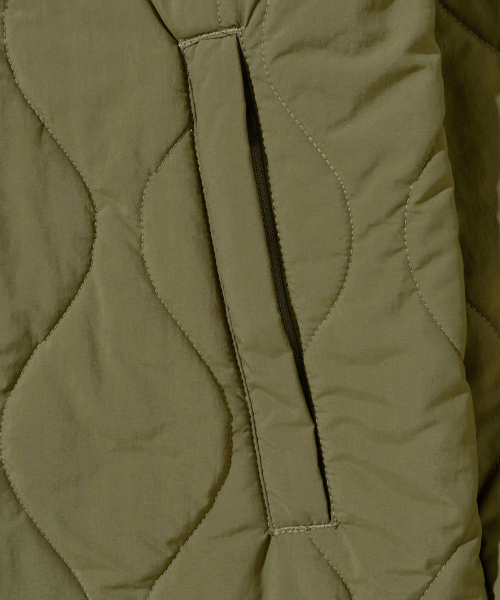 PHYPS MOTORCYCLE(フィップスモーターサイクル)の「Quilting Collarless Jacket Khaki(ダウンジャケット/コート・レディース・その他・SMALL/MEDIUM/LARGE/X-LARGE)」の5枚目の写真