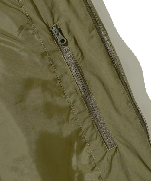 PHYPS MOTORCYCLE(フィップスモーターサイクル)の「Quilting Collarless Jacket Khaki(ダウンジャケット/コート・レディース・その他・SMALL/MEDIUM/LARGE/X-LARGE)」の8枚目の写真