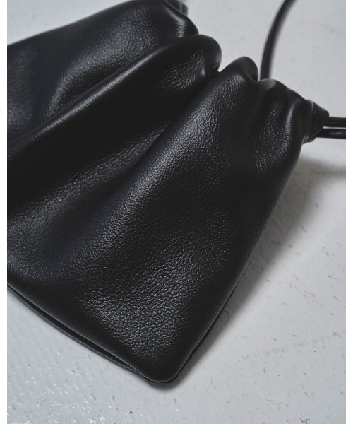 TODAYFUL(トゥデイフル)の「TODAYFUL Drawstring Leather Bag 12521027(ハンドバッグ・レディース・ブラウン/ブラック・FREE)」の3枚目の写真