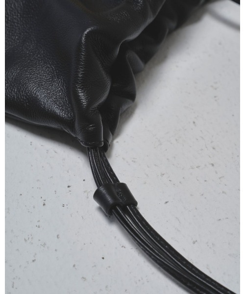 TODAYFUL(トゥデイフル)の「TODAYFUL Drawstring Leather Bag 12521027(ハンドバッグ・レディース・ブラウン/ブラック・FREE)」の6枚目の写真