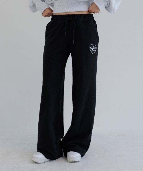 AWESOME STUDIO（オーサムスタジオ）の「ローウエストワイドスウェットパンツブラック（スウェットパンツ・レディース・その他・FREE）」の2枚目の写真