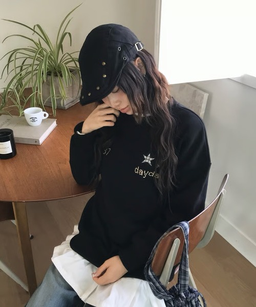 DAYDAY(デイデイ)の「アナログスターロゴクルーネックスウェットシャツ(スウェット・レディース・ブラック/グレー・M)」の4枚目の写真