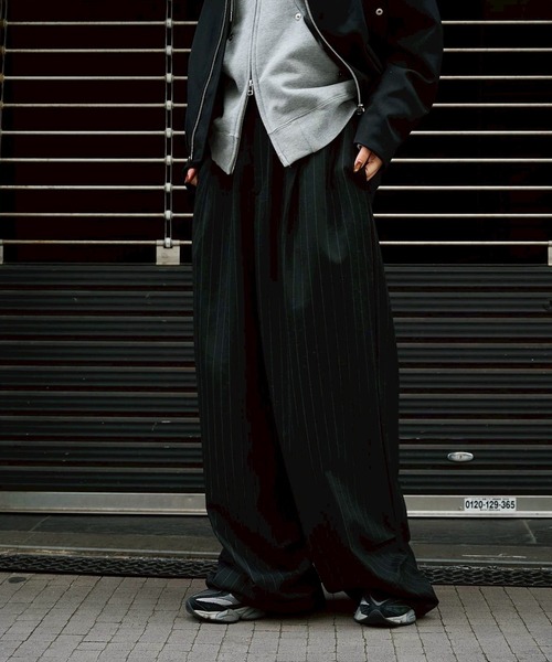 CONZ(コンズ)の「EX.stripe design trousers(スラックス・レディース・ブラック/グレー・S/XS)」の1枚目の写真