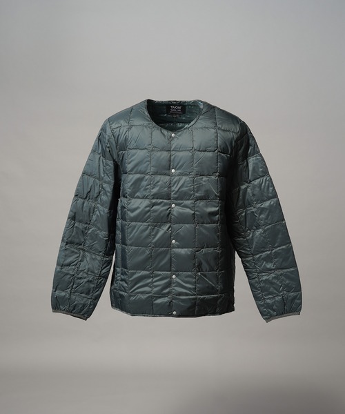 MAISON SPECIAL（メゾンスペシャル）の「《UNISEX》【TAION/タイオン】クルーネックボタン インナーダウン【MAISON SPECIAL/メゾンスペシャル】（ダウンジャケット/コート・メンズ・ブラック/ライトグレー/チャコールグレー・3/2/1/0）」の2枚目の写真