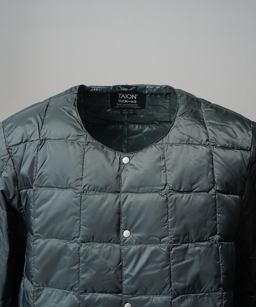 MAISON SPECIAL（メゾンスペシャル）の「《UNISEX》【TAION/タイオン】クルーネックボタン インナーダウン【MAISON SPECIAL/メゾンスペシャル】（ダウンジャケット/コート・メンズ・ブラック/ライトグレー/チャコールグレー・3/2/1/0）」の6枚目の写真