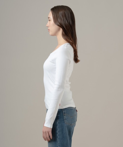 Levi's(リーバイス)の「Levi's/リーバイス エッセンシャル スクエアネック ロングスリーブ Tシャツ(Tシャツ/カットソー・レディース・ホワイト・M/S/XS)」の2枚目の写真