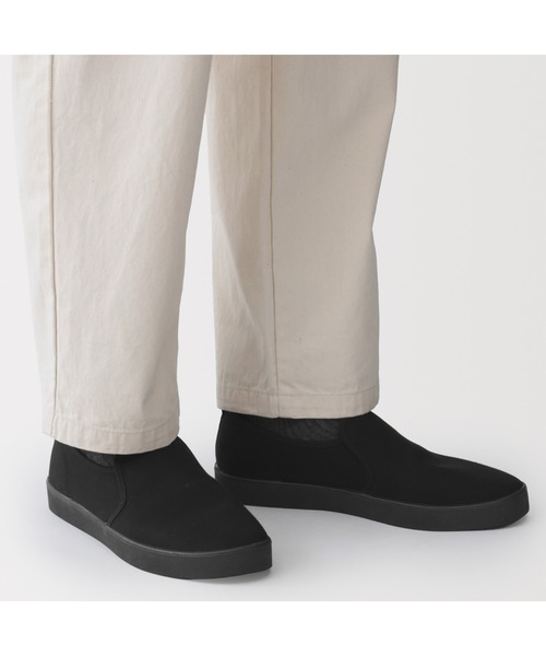 無印良品(ムジルシリョウヒン)の「紳士 柔らかい中敷を使用した 撥水 スリッポンスニーカー(スニーカー・メンズ・ブラック・25.5cm/26.0cm/26.5cm/27.0cm/27.5cm)」の4枚目の写真