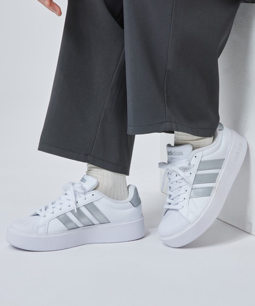 adidas(アディダス)の「アディダス adidas ストリートトーク・ボールド・シューズ(スニーカー・レディース・ホワイト×シルバー・23.0cm/23.5cm/24.0cm/24.5cm/25.0cm)」の1枚目の写真