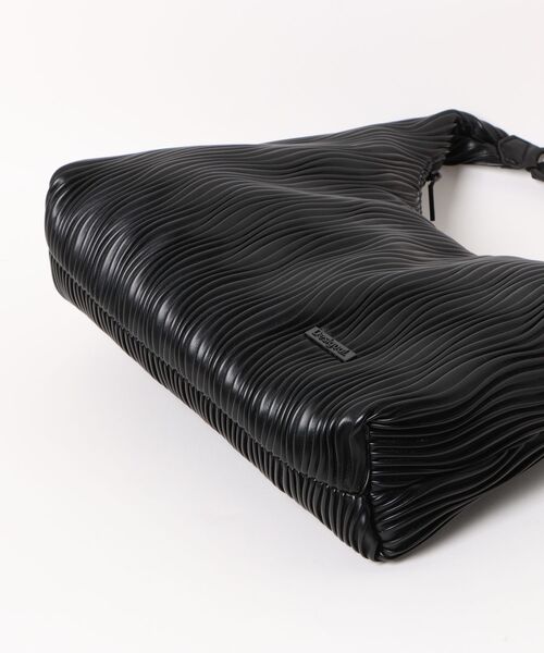 Desigual（デシグアル）の「Embossed wave hobo bag with rope trim / エンボスウェーブホーボーバッグ（ショルダーバッグ・レディース・ブラック・FREE）」の5枚目の写真