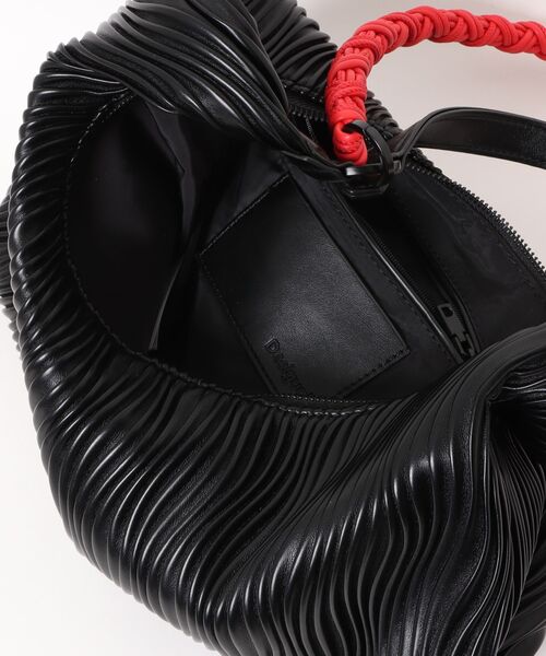 Desigual（デシグアル）の「Embossed wave hobo bag with rope trim / エンボスウェーブホーボーバッグ（ショルダーバッグ・レディース・ブラック・FREE）」の6枚目の写真