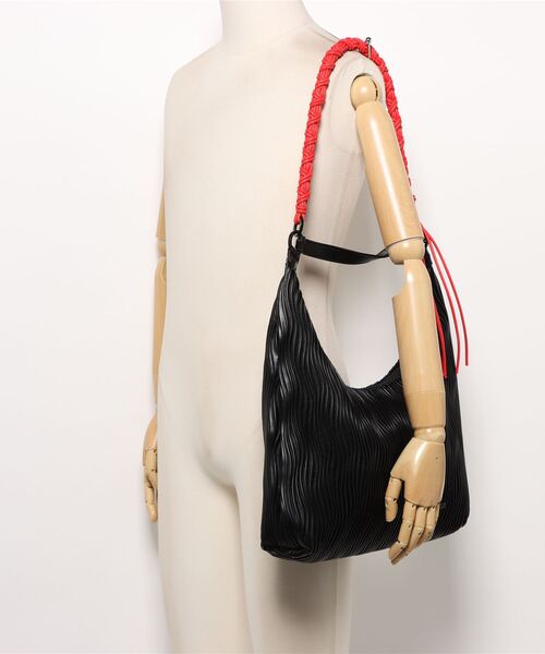 Desigual（デシグアル）の「Embossed wave hobo bag with rope trim / エンボスウェーブホーボーバッグ（ショルダーバッグ・レディース・ブラック・FREE）」の7枚目の写真