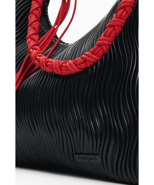 Desigual（デシグアル）の「Embossed wave hobo bag with rope trim / エンボスウェーブホーボーバッグ（ショルダーバッグ・レディース・ブラック・FREE）」の3枚目の写真