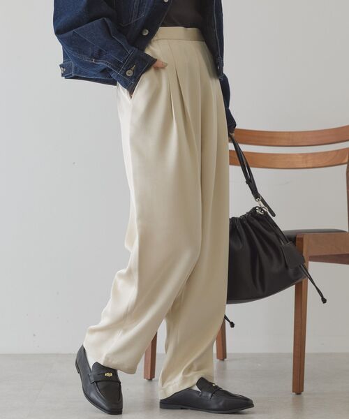 AMERICAN HOLIC(アメリカンホリック)の「【イージーケア】サテンカーブパンツ(その他パンツ・レディース・ネイビー/ライトカーキ/ライトベージュ/ブラウン・L/M)」の7枚目の写真