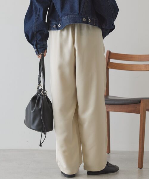 AMERICAN HOLIC(アメリカンホリック)の「【イージーケア】サテンカーブパンツ(その他パンツ・レディース・ネイビー/ライトカーキ/ライトベージュ/ブラウン・L/M)」の8枚目の写真