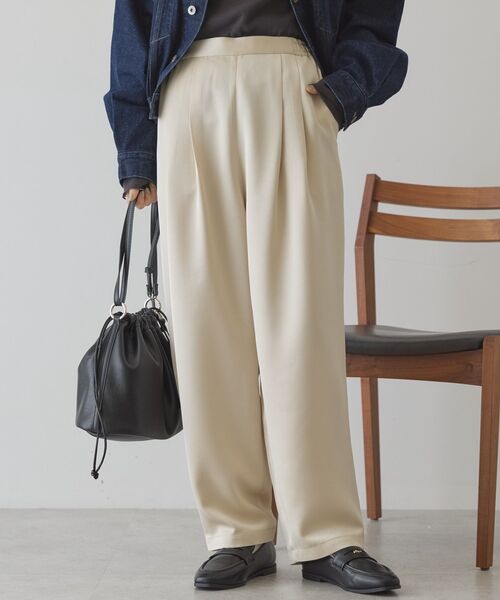 AMERICAN HOLIC(アメリカンホリック)の「【イージーケア】サテンカーブパンツ(その他パンツ・レディース・ネイビー/ライトカーキ/ライトベージュ/ブラウン・L/M)」の3枚目の写真