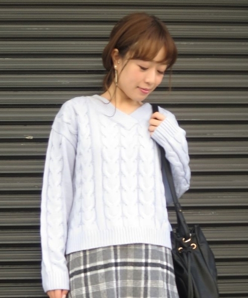 Chico（チコ）の「【who's who Chico】Vネックケーブルニット（ニット/セーター・レディース・アイボリー/ライトブルー/ピンクベージュ/グレー・FREE）」の3枚目の写真