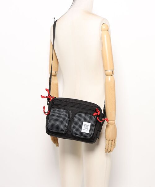 TOPO DESIGNS(トポデザインズ)の「500mlペットボトル収納可能【TOPO DESIGNS】BLOCK BAG(ショルダーバッグ・メンズ・オレンジ/ホワイト系その他/パープル系その他/ブラック系・ONE SIZE)」の2枚目の写真