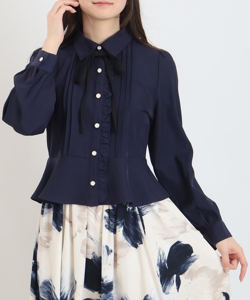 ASTORIA ODIER（アストリアオディール）の「ピンタックペプラムブラウス（シャツ/ブラウス・レディース・ネイビー/ホワイト/サックスブルー・MEDIUM）」の2枚目の写真