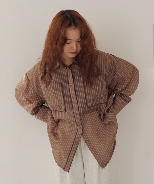 cheriella(シェリエラ)の「【cheriella】配色パイピングオーバーサイズシアーストライプシャツ COLOR PIPING OVERSIZED SHEER STRIPE SHIRT(シャツ/ブラウス・レディース・ブラウン/イエロー/オフホワイト・FREE)」の3枚目の写真