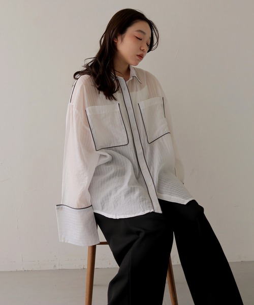 cheriella(シェリエラ)の「【cheriella】配色パイピングオーバーサイズシアーストライプシャツ COLOR PIPING OVERSIZED SHEER STRIPE SHIRT(シャツ/ブラウス・レディース・ブラウン/イエロー/オフホワイト・FREE)」の2枚目の写真