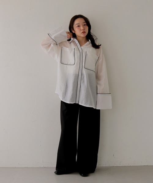 cheriella(シェリエラ)の「【cheriella】配色パイピングオーバーサイズシアーストライプシャツ COLOR PIPING OVERSIZED SHEER STRIPE SHIRT(シャツ/ブラウス・レディース・ブラウン/イエロー/オフホワイト・FREE)」の10枚目の写真