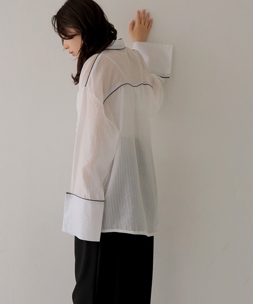 cheriella(シェリエラ)の「【cheriella】配色パイピングオーバーサイズシアーストライプシャツ COLOR PIPING OVERSIZED SHEER STRIPE SHIRT(シャツ/ブラウス・レディース・ブラウン/イエロー/オフホワイト・FREE)」の15枚目の写真