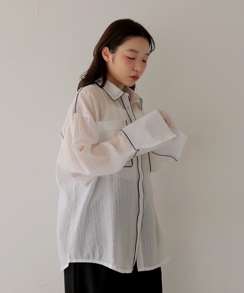 cheriella(シェリエラ)の「【cheriella】配色パイピングオーバーサイズシアーストライプシャツ COLOR PIPING OVERSIZED SHEER STRIPE SHIRT(シャツ/ブラウス・レディース・ブラウン/イエロー/オフホワイト・FREE)」の18枚目の写真