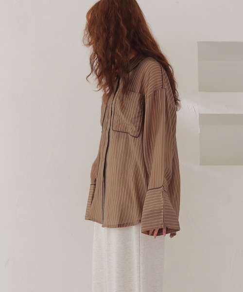 cheriella(シェリエラ)の「【cheriella】配色パイピングオーバーサイズシアーストライプシャツ COLOR PIPING OVERSIZED SHEER STRIPE SHIRT(シャツ/ブラウス・レディース・ブラウン/イエロー/オフホワイト・FREE)」の21枚目の写真