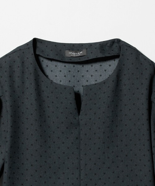 A DAY IN THE LIFE UNITED ARROWS(アデイインザライフユナイテッドアローズ)の「ツイル ペプラム ツイストスリーブブラウス <A DAY IN THE LIFE>(シャツ/ブラウス・レディース・ネイビー/その他1/ナチュラル/ライトブルー・FREE)」の11枚目の写真
