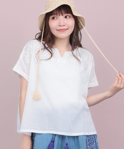 チチカカ(チチカカ)の「Rico ジオメトリーフェザー刺繍プルオーバー(Tシャツ/カットソー・レディース・ブラック/ライトブルー/アイボリー・FREE)」の1枚目の写真